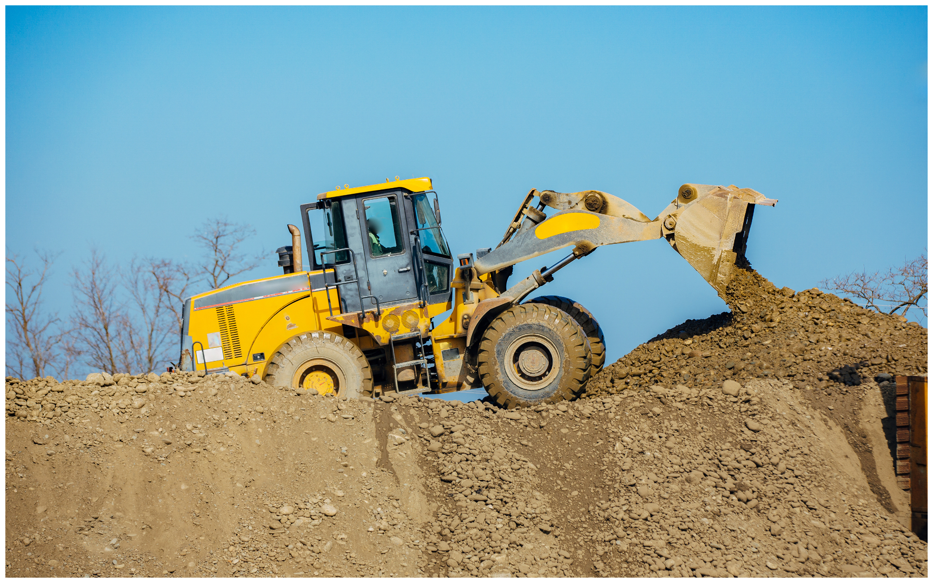 Excavadora en movimiento de tierras